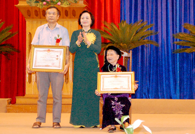 Thừa ủy quyền của Chủ tịch nước, đồng chí Bí thư Tỉnh ủy Phạm Thị Thanh Trà đã trao truy tặng danh hiệu 